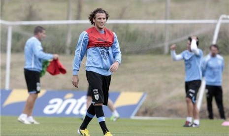 Striker Timnas Uruguay, Diego Forlan, menggelar latihan bersama rekan setim di Montevideo, Uruguay, 18 Maret lalu.