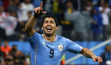 Striker Timnas Uruguay, Luis Suarez, meluapkan kegembiraannya usai menjebol gawang Inggris di laga Grup D Piala Dunia 2014 di Arena Corinthians, Sao Paulo, Kamis (19/6).