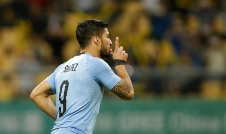 Striker timnas Uruguay, Lusi Suarez merayakan gol pada laga lawan Republik Ceska di Piala Cina, di Hongkong, Jumat (23/3).