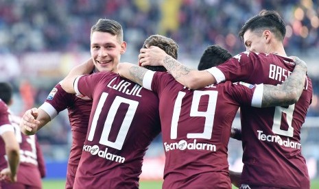 Striker Torino, Andrea Belotti (kiri) merayakan gol ke gawang Palermo bersama rekan setim pada laga Serie A di stadion Olimpico Turin, Ahad (5/3). Belotti mencetak tiga gol pada laga ini.