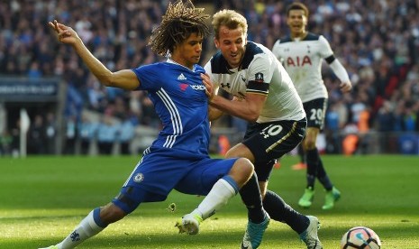 Nathan Ake (kiri).