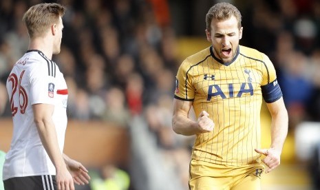 Striker Tottenham Hotspur, Harry Kane (kanan) merayakan gol ke gawang Fulham pada laga putaran lima Piala FA di Craven Cottage, Ahad (20/2). Spurs unggul 1-0 pada babak pertama.