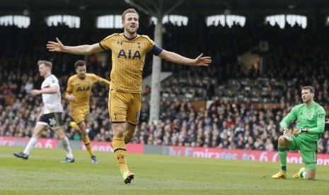 Striker Tottenham Hotspur, Harry Kane merayakan gol ke gawang Fulham pada laga putaran lima Piala FA di Craven Cottage, Ahad (20/2). Kane mencetak tiga gol pada laga ini.