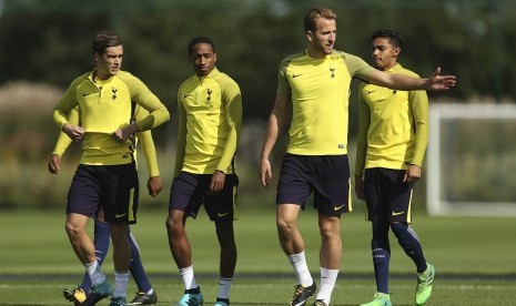 Striker Tottenham Hotspur, Harry Kane (kedua kanan) berlatih bersama rekan setim di pusat latihan Enfield, di London, Selasa (12/9). Pada dini hari nanti, Spurs akan menjamu Borussia Dortmund pada babak penyisihan grup Liga Champions.