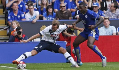 Striker Tottenham Hotspur Harry Kane (kiri) dijaga bek Tottenham Hotspur Wes Morgan.