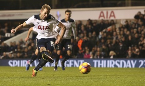 Striker Tottenham Hotspur, Hary Kane mengeksekusi penalti pada laga Liga Primer lawan Middlesbrough di stadion White Hart Lane, Ahad (5/2) dini hari WIB. Spurs menang tipis, 1-0.