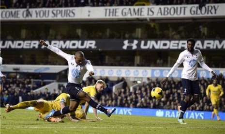 Striker Tottenham Hotspur, Jermain Defoe (dua kiri), merobek jala Crystal Palace dalam laga Liga Primer Inggris di Stadion White Hart Lane, London, Sabtu (11/1). 