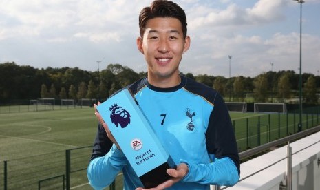 Striker Tottenham Hotspur, Son Heung-min memegang trofi pemain terbaik Liga Primer, Jumat (14/10).