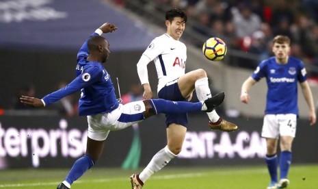 Striker Tottenham Hotspur, Son Heung-min (tengah) dalam penjagaan dua pemain Everton pada laga Liga Primer Inggris di Stadion Wembley, Ahad (14/1) dini hari WIB.