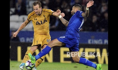 Striker Tottenham Hotspurs Harry Kane mencetak gol hattricknya ke gawang Leicester City di King Power Stadium, Leicester Jumat (19/5) dini hari.