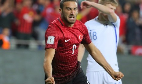 Striker Turki, Cenk Tosun merayakan golnya ke gawang Finlandia pada laga Kualifikasi Piala Dunia 2018 lawan Finlandia di Antalya, Jumat (24/3). Turki menang 2-0.