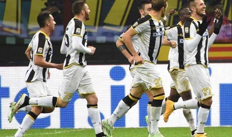 Striker Udinese, Cyril Thereau (kanan), melakukan selebrasi usai menjebol gawang Inter Milan dalam laga Serie A Italia di Stadion Giuseppe Meazza, Milan, Ahad (7/12). 