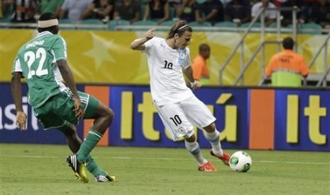 Striker Uruguay Diego Forlan mencetak gol krusial ke gawang Nigeria di Pertandingan Grup B Piala Konfederasi 2013.