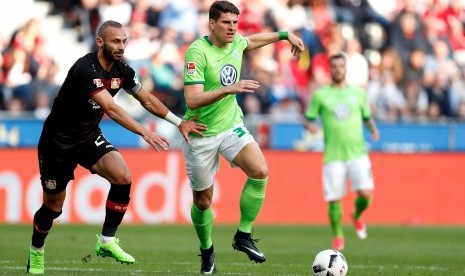 Striker Vfl Wolfsburg, Mario Gomez tengah pada laga Bundesliga lawan Bayer Leverkusen, di Leverkusen, Ahad (2/4). Gomez mencetak tiga gol pada laga ini.