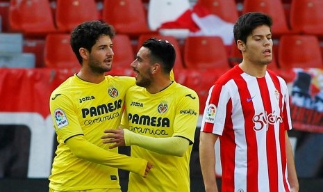 Striker Villarreal, Alexandre Pato (kiri) merayakan golnya ke gawang Sporting Gijon bersama Nicola Sansone di stadion El Molinon, Sabtu (17/12). Villarreal menang 3-1.