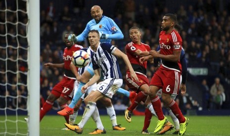 Striker Watford, Richarlison de Andrade (kedua kanan) sesaat sebelum mencetak gol ke gawang West Bromwich Albion pada laga Liga Primer Inggris, di Stadion the Hawthorns, Sabtu (30/9). Laga berakhir imbang 2-2. 