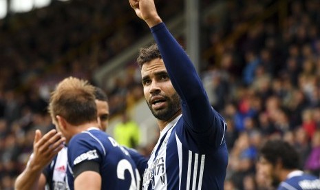 Striker West Bromwich Albion, Hal Robson-Kanu merayakan golnya ke gawang Burnley pada laga Liga Primer Inggris di Turf Moor, Sabtu (19/8). WBA menang 1-0 pada laga ini. 