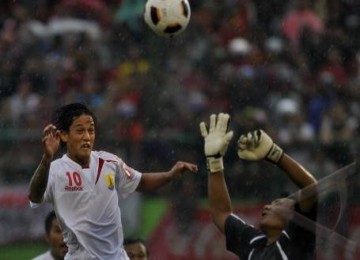 Striker Persema Malang, Irfan Bachdim, berebut bola dengan kiper Solo FC, Ryan Budi Setyawan, dalam laga perdana Liga Primer Indonesia di Stadion Manahan, Solo, Sabtu (8/1). Solo FC kalah 1-5.