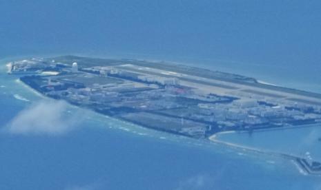 Struktur dan bangunan China di pulau buatan di Fiery Cross Reef di gugusan pulau Spratly di Laut China Selatan terlihat pada Ahad 20 Maret 2022. 