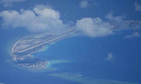 Struktur dan bangunan China di pulau buatan di Fiery Cross Reef di gugusan pulau Spratly di Laut China Selatan terlihat pada Ahad 20 Maret 2022. Filipina eksplorasi migas di Laut China Selatan bahkan tanpa kesepakatan dengan China. Ilustrasi.