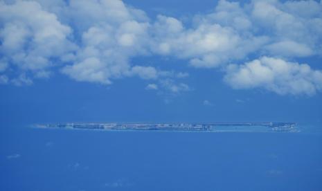 Struktur dan bangunan China di pulau buatan di Fiery Cross Reef di gugusan pulau Spratly di Laut China Selatan terlihat pada Minggu 20 Maret 2022. China telah sepenuhnya melakukan militerisasi setidaknya tiga dari beberapa pulau yang dibangunnya di Selatan yang disengketakan.