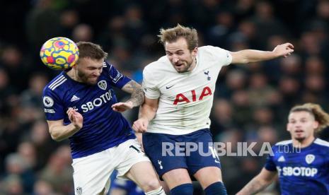 Pemain Leeds United Stuart Dallas, kiri, berebut bola dengan pemain Tottenham Harry Kane saat pertandingan sepak bola Liga Inggris antara Tottenham Hotspur dan Leeds United di Stadion Tottenham Hotspur di London, Inggris,Ahad (21/11) malam WIB. 