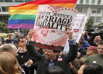 Stuart Gaffney di San Francisco merayakan keputusan Hakim Vaughn Walker, yang membatalkan Proposition 8.