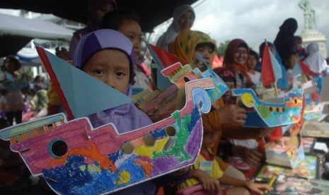 Students of early childhood education program make ship replica in Surabaya, East Java, in June. Government allocates 2,4 trillion IDR for the program this year. (illustration)