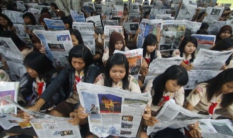 Students read newspaper in Sukoharjo, Central Java. Indonesia plans to hold Asia Media Summit in manado, South Sulawesi on Wednesday. (illustration)