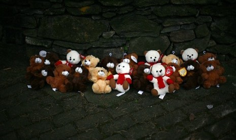 Stuffed bears are seen at a memorial near Sandy Hook Elementary School in Newtown, Connecticut December 16, 2012. Twelve girls, eight boys and six adult women were killed in a shooting on Friday at Sandy Hook Elementary School in Newtown.   