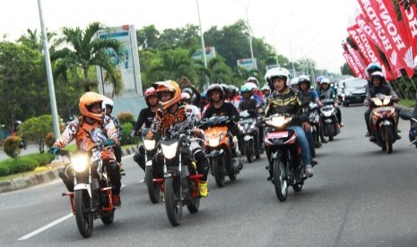 Stunt Rider yang mengendarai Honda CB150R StreetFire mengawal rombongan komunitas sepeda motor Honda berkeliling kota Pontianak bersama Brand Ambassador Honda, Nidji