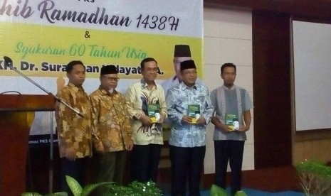 Suana peluncuran buku dalam rangka milad ke-60 tahun KH Surahman Hidayat.