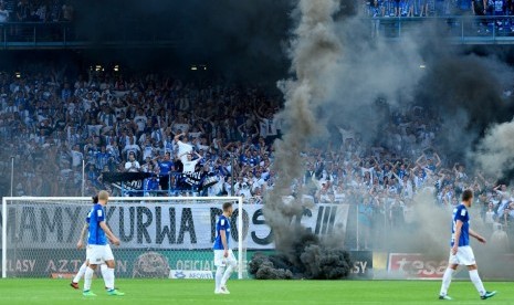 Suar berasap hitam yang dilemparkan penonton menghentikan laga Legia Warsawa vs Lech Poznan