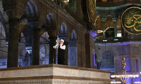 Suara adzan kembali berkumandang pada Jumat (1/7) kemarin dari dalam bangunan Hagia Sophia untuk pertama kalinya sejak 85 tahun.