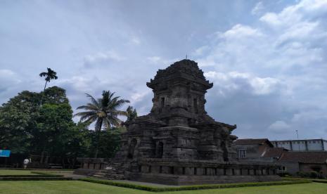 Suasan Candi Singosari di Kabupaten Malang. Candi Singosari termasuk salah satu tempat bersejarah di Kabupaten Malang.