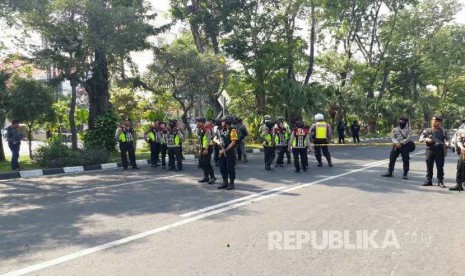 Suasana di depan Gereja Kristen Indonesia Jalan Diponegoro seusai ledakan