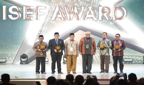 Suasana acara closing ceremony Indonesia Sharia Economic Festival (ISEF) 2023 di Jakarta Convention Center, Ahad (29/10/2023).  Penyelenggaraan Indonesia Sharia Economic Festival (ISEF) Satu Dekade Menebar Kebaikan yang  dilaksanakan mulai tanggal 25 Oktober hingga 29 Oktober 2023 tersebut resmi ditutup dengan mencatatkan transaksi sebesar Rp 28,9 triliun.