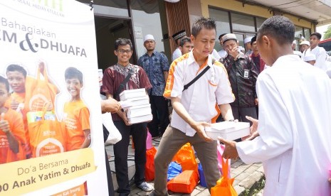 Suasana acara doa dan santunan yatim yang diadakan oleh BMH di Depok, Ahad (12/11).