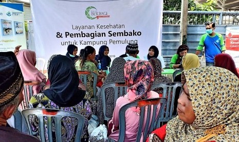 Suasana acara pembagian sembako dan cek kesehatan gratis oleh BMH Jawa Timur di Kampung Pemulung Surabaya.