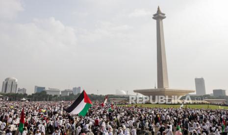 Suasana Aksi Damai Aliansi Rakyat Indonesia Bela Palestina di kawasan Monas, Jakarta, Ahad (5/11/2023). Aksi tersebut menuntut agar konflik antara Palestina dan Israel segera dihentikan dan dilakukan penyelidikan internasional atas kejahatan kemanusiaan yang dilakukan oleh Israel untuk diajukan ke Mahkamah Internasional. Mereka juga menentang keras penjajahan Israel atas Palestina dan mengecam keras politik apartheid, genosida dan holokaus serta terorisme yang terus dilakukan Israel. Hal ini adalah demi kemanusiaan perdamaian dan keadilan. Dalam pernyataannya, Aliansi Rakyat Indonesia Bela Palestina, demi kemanusiaan yang adil dan beradab, menyatakan sikap atas Tragedi Kemanusiaan terhadap Gaza, Palestina akibat agresi, kekejaman dan kezaliman Zionis Israel.