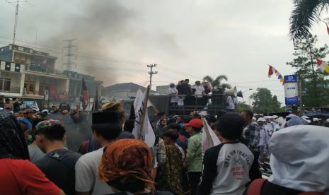 Suasana aksi menuntut polisi untuk segera memroses Denny Siregar di depan Polresta Tasikmalaya, tahun lalu. 