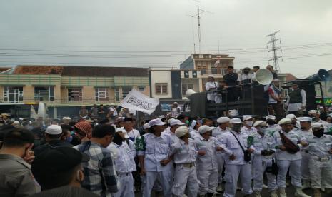 Suasana aksi menuntut polisi untuk segera memroses Denny Siregar di depan Polresta Tasikmalaya (ilustrasi)