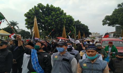 Suasana aksi menuntut polisi untuk segera memroses Denny Siregar di depan Polresta Tasikmalaya, Jumat (7/8).  