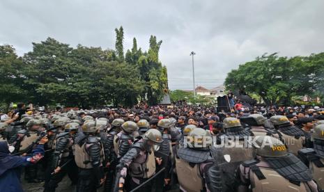 Suasana aksi saling dorong antara mahasiswa dan aparat kepolisian di depan Gedung DPRD Provinsi Jawa Tengah (Jateng), Semarang, Kamis (20/3/2025). Dalam aksi tersebut, ratusan mahasiswa menolak pengesahan RUU TNI menjadi undang-undang oleh DPR RI.