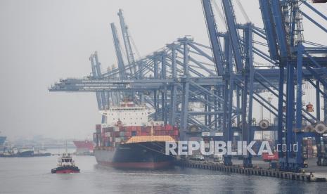 Suasana aktifitas bongkar muat di Pelabuhan Tanjung Priok, Jakarta. Indonesia mencatat surplus perdagangan dengan Swiss meski terjadi pergolakan ekonomi oleh karena pandemi Covid-19 yang melanda dunia. Kinerja perdagangan Indonesia mengalami penguatan dan menunjukkan surplus pada Mei 2021 setelah pada bulan sebelumnya di tahun ini sempat menurun.