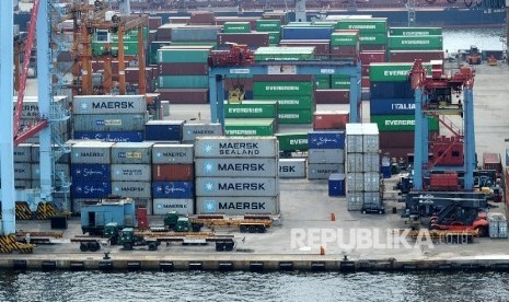 Suasana aktifitas bongkar muat pelabuhan peti kemas di Pelabuhan Tanjung Priok, Jakarta. ilustrasi