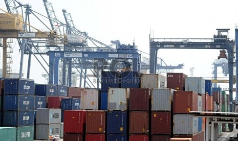 Suasana aktifitas bongkar muat terhenti saat demo karyawan Jakarta International Container Terminal (JICT), Tanjung Priok, Jakarta, Selasa (28/7).