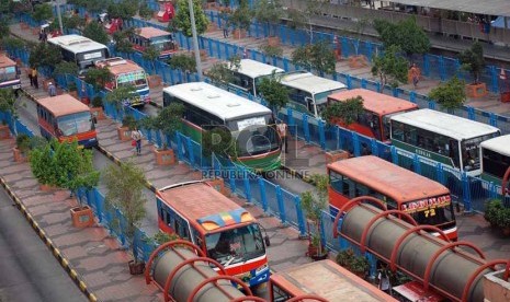 Suasana aktifitas naik turun penumpang di Terminal Blok M, Jakarta Selatan, Senin (11/8).(Republika/Raisan Al Farisi)