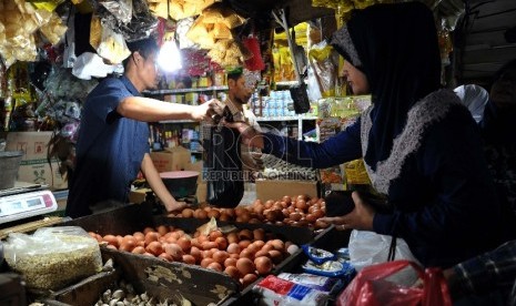  Suasana aktifitas pedagang Sembako di pasar Tradisonal, Tebet, Jakarta, Selatan, Jumat (26/6).