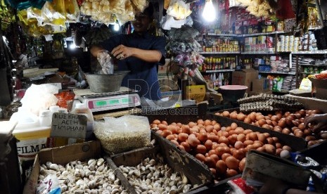 Suasana aktifitas pedagang Sembako di pasar tradisional (ilustrasi). 